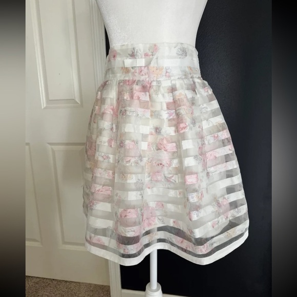 Liz Lisa Pink and white mini skirt with a floral pattern
size XS/Small - Picture 8 of 12
